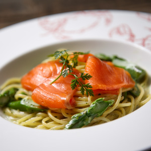 【春夏限定】スモークサーモンとアスパラのクリームジェノベーゼ